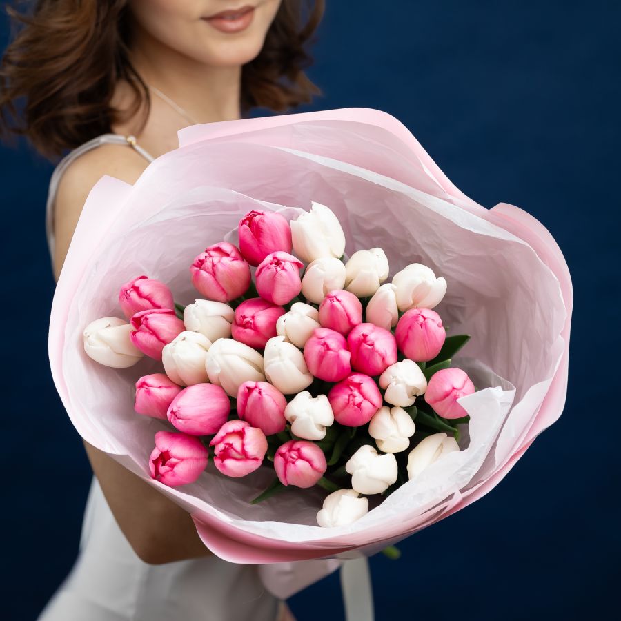 Белые и розовые тюльпаны 35 штук