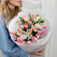 Букет из тюльпанов и альстромерии