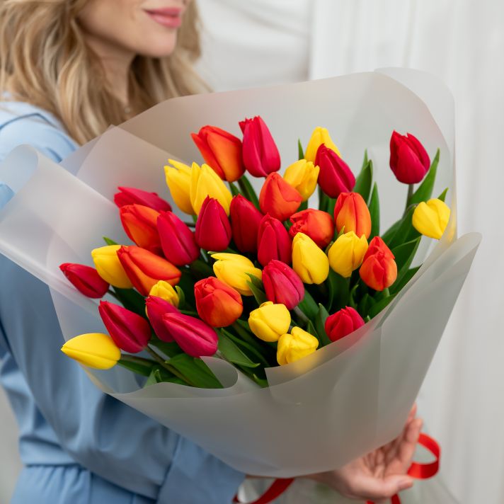 Букет ярких тюльпанов