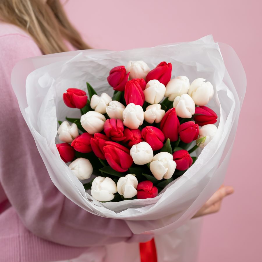 Красные и белые тюльпаны 35 штук