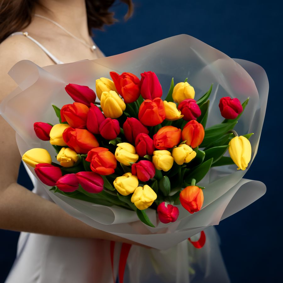 букет весенний из красных желтых тюльпанов