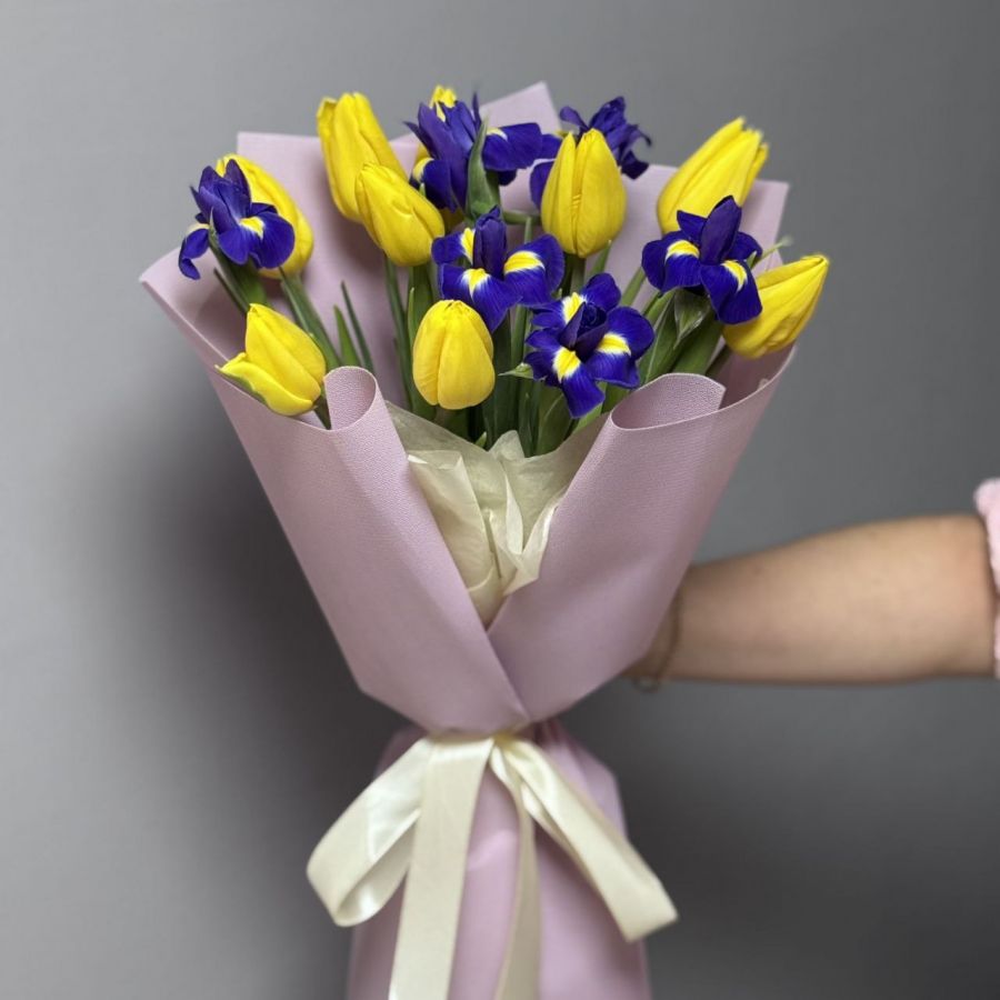 Букет из ярких тюльпан и ирисов