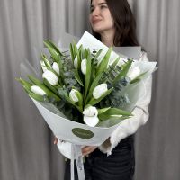 Букет из 15 тюльпанов с эвкалиптом