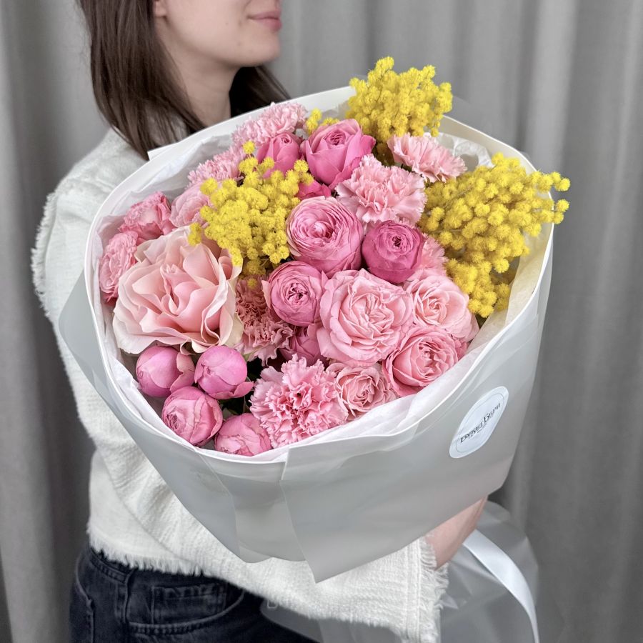 Хит весны - букет с розами и мимозой