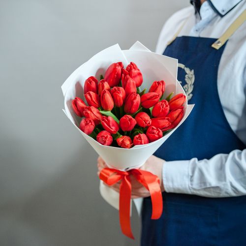 Красные тюльпаны в белом оформлении