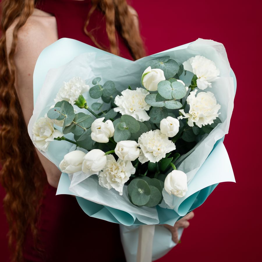 Белые тюльпаны с диантусами и эвкалиптом