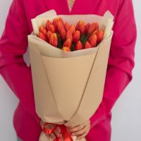 Букет оранжевых тюльпанов