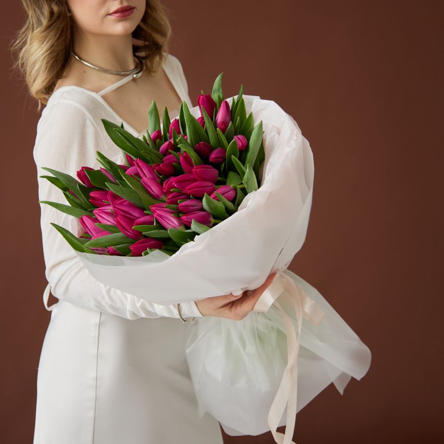 Ярко-розовые тюльпаны в оформлении (от 15 шт)