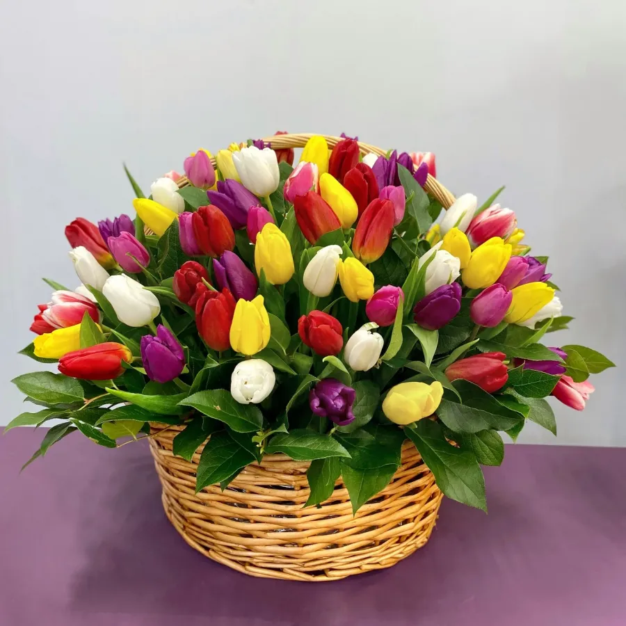 101 тюльпан яркий микс в корзине