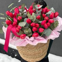35 тюльпанов в корзине