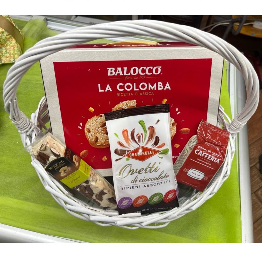 Пасхальная корзина с коломбой