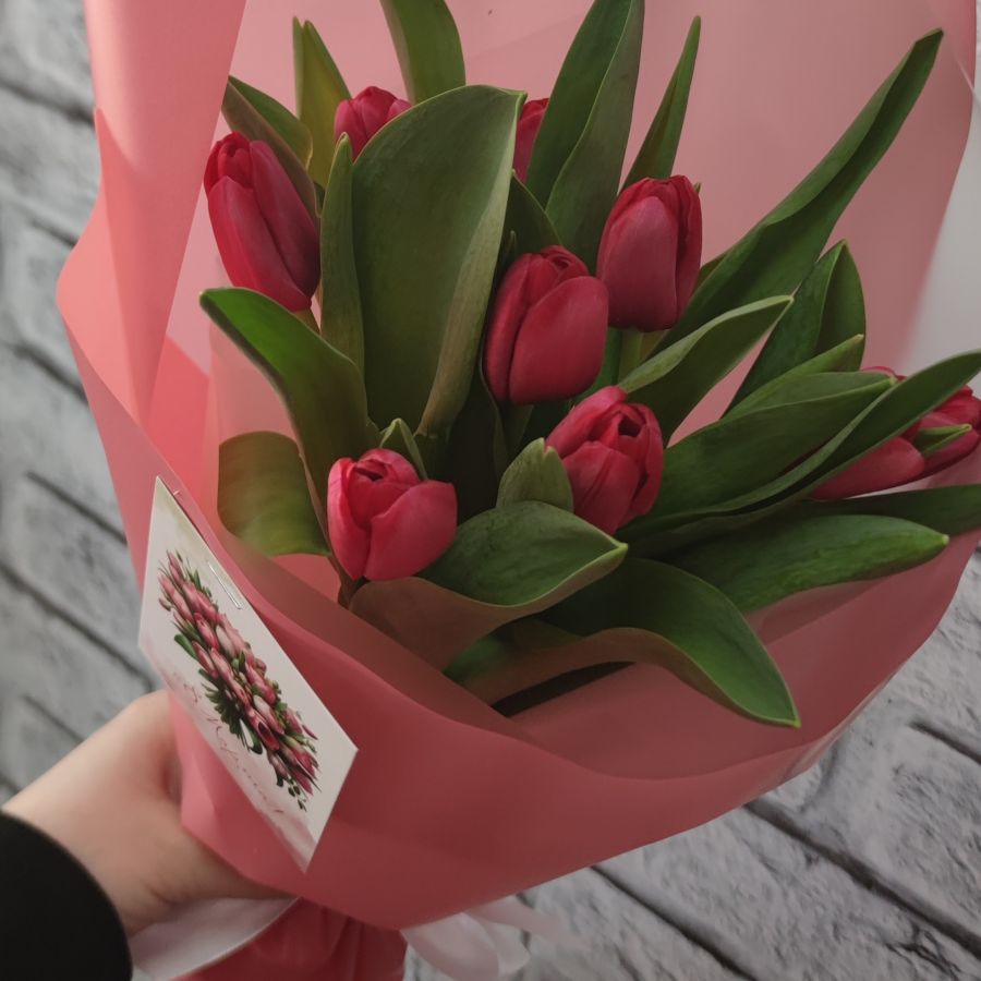 15 тюльпанов в крафте