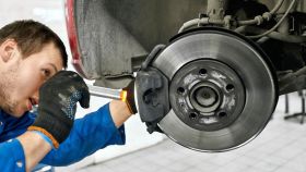 Профилактическая Чистка Скобы Заднего Левого Суппорта на Автомобиле Варшавское шоссе 170Бс7