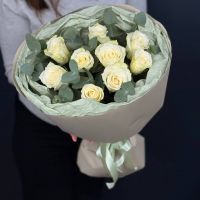 Белые розы и эвкалипт