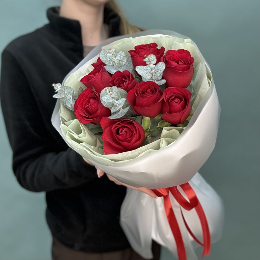 Красные розы и эвкалипт