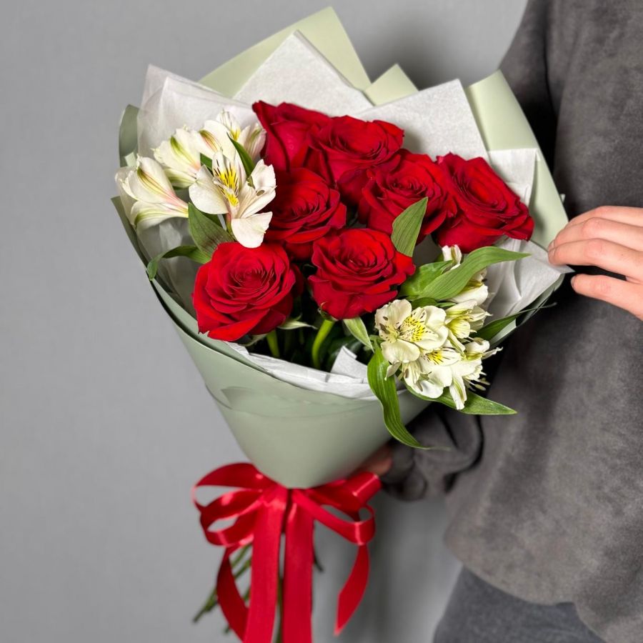 Букет красные розы с альстромерией