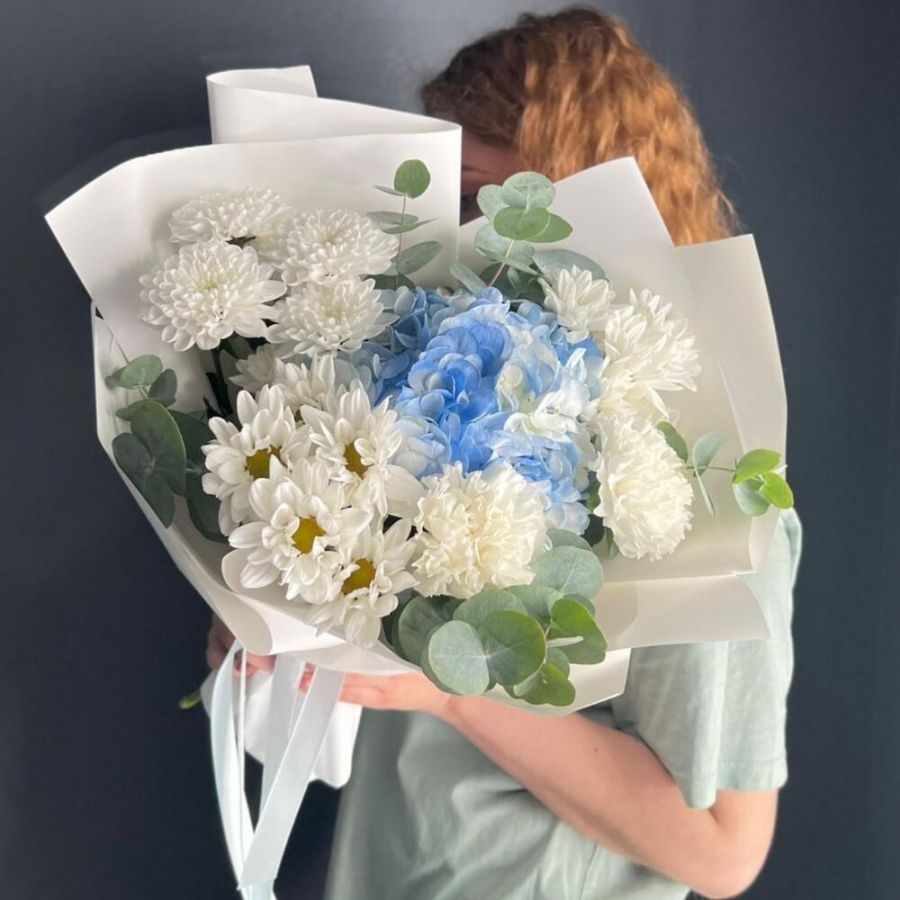 Букет "Лазурь"/гортензия/хризантема кустовая/эвкалипт