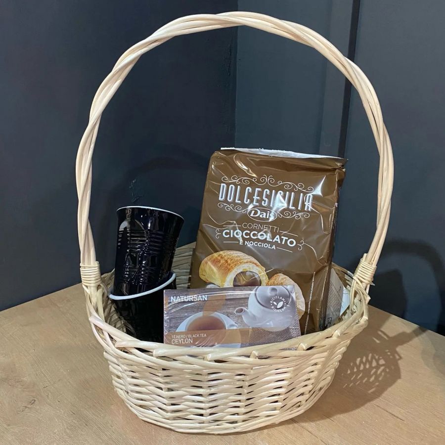 Подарочная корзина Чай с круассанами