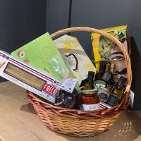 Подарочная корзина с продуктами на новоселье