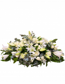 Фото Ритуальная композиция из живых цветов на могилу/гроб ФЖ №7 . Белые лилии,розы,гипсофила.