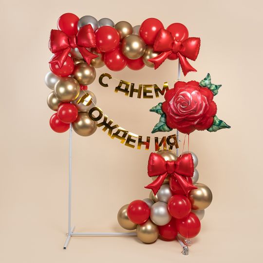 Небольшая фотозона с розами и хромом из воздушных шаров