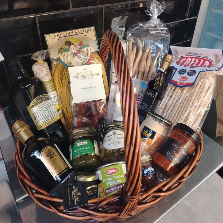 Подарочная корзина Особенные вкусы для самых взыскательных гурманов