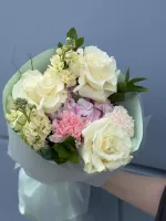 Сборный букет из французской розы и маттиолы