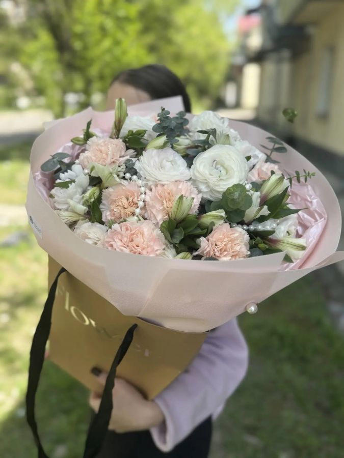 сборный букет с диантусом и ронункулюсом