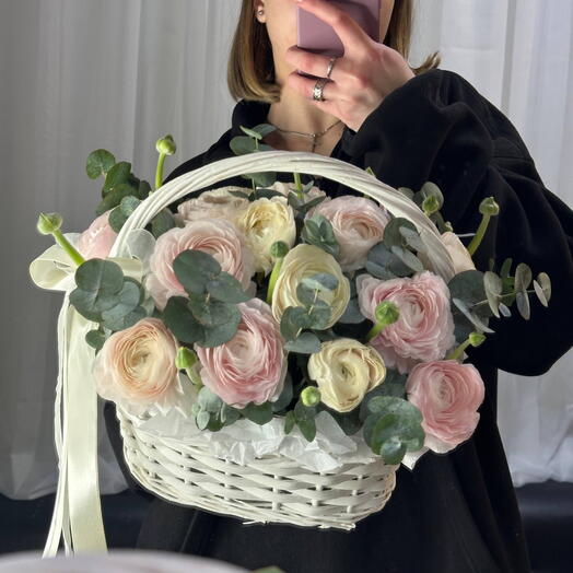 Корзина с ранункулюсами