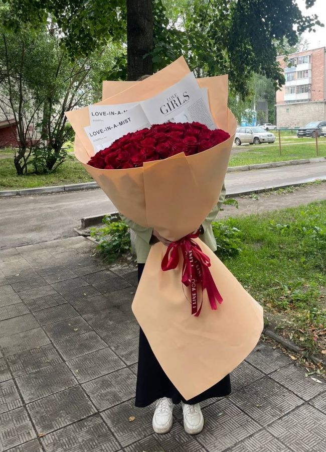 Красные розы в стильной упаковке (букет-гигант)