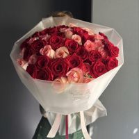 51 роза микс в упаковке