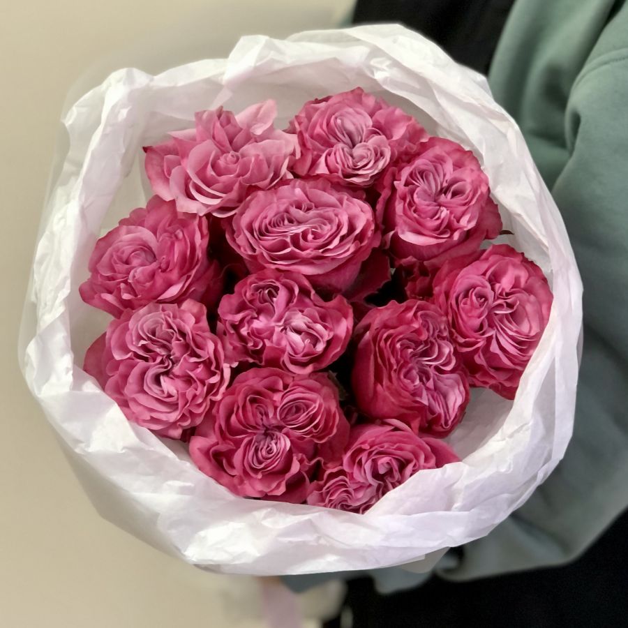 Розовые пионовидные розы