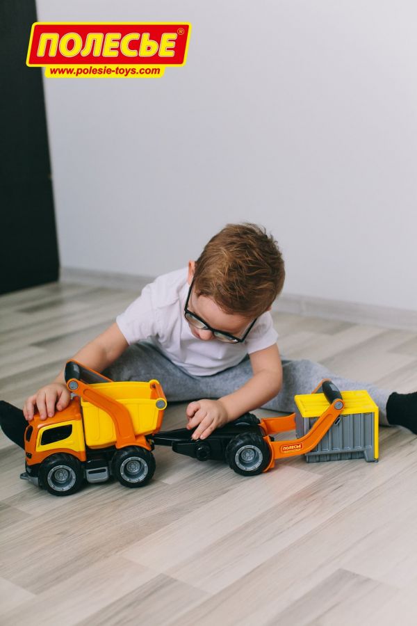 "ГрипТрак", автомобиль-самосвал с полуприцепом (в сеточке)