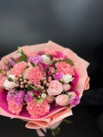 Букет из кустовых роз и диантуса