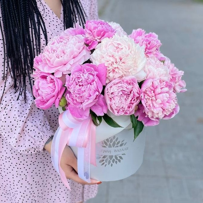 Композиция из 15 пионов в коробке