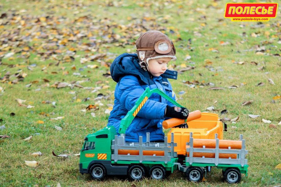 Автомобиль-лесовоз с прицепом (в сеточке)