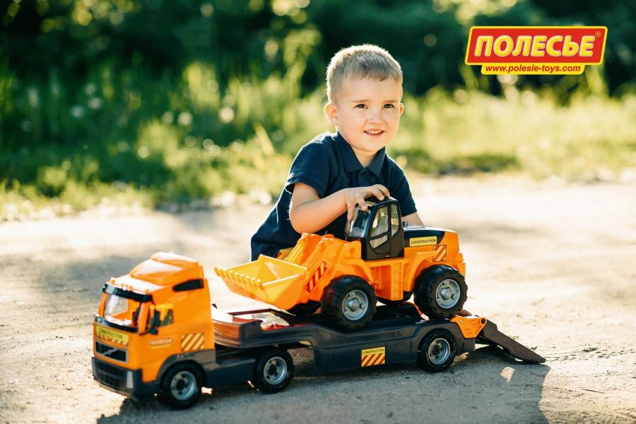 Автомобиль-трейлер + трактор-погрузчик (в сеточке)