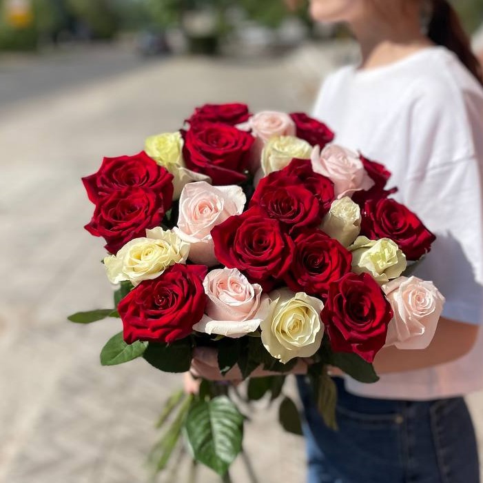 Акция!  Розы микс (от 25 шт) нежно розового, белого и красного цвета