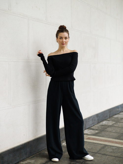 Топ с открытыми плечами в рубчик черный