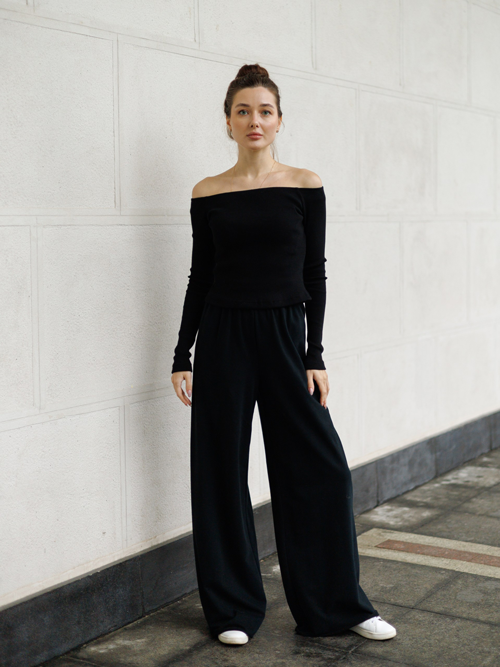 Топ с открытыми плечами в рубчик черный