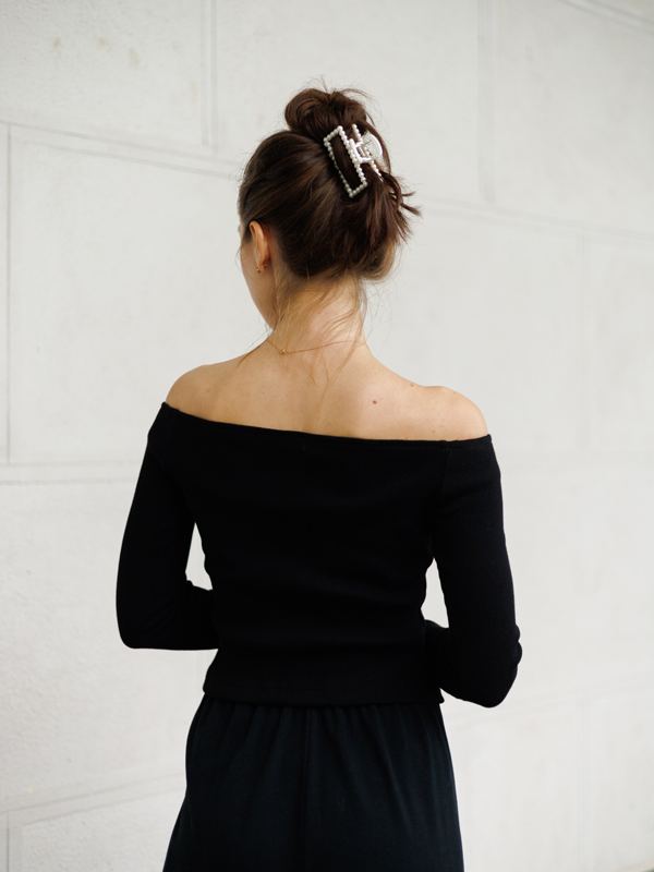 Топ с открытыми плечами в рубчик черный