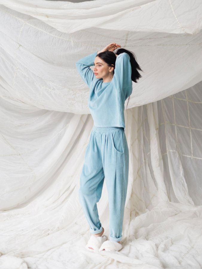 Брюки с защипами из вельвета голубые