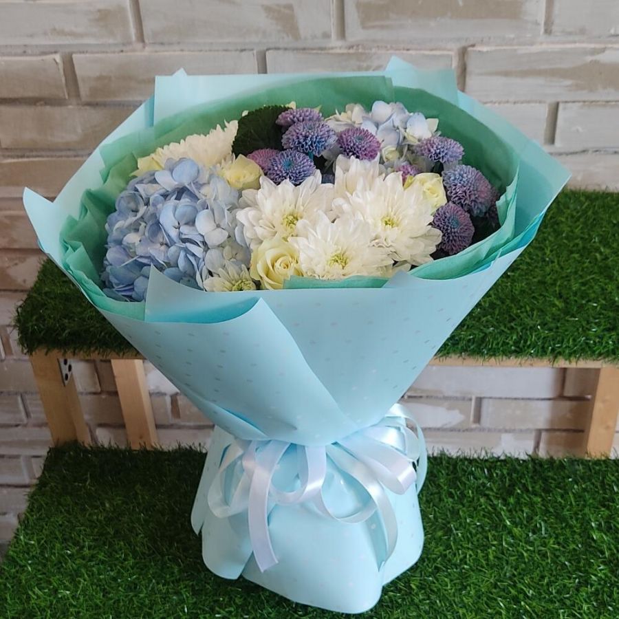 Букет с голубыми гортензиями