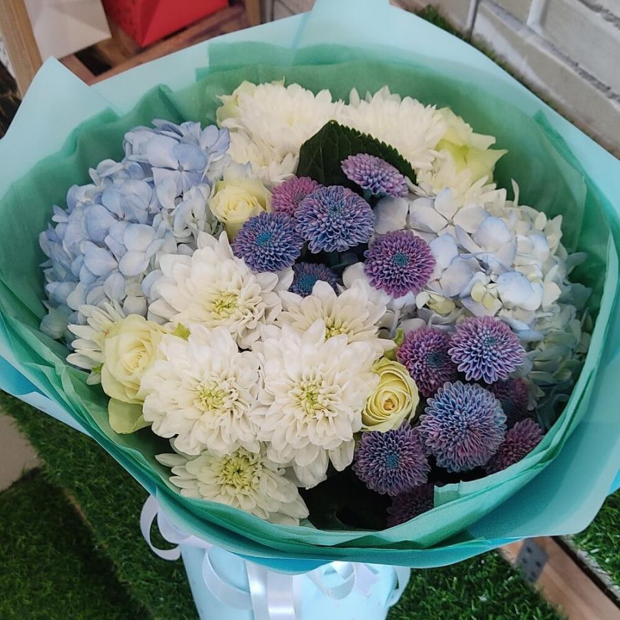 Букет с голубыми гортензиями