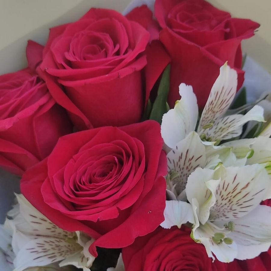 Букет красные розы с альстромерией
