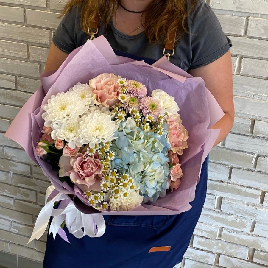 Букет с голубой гортензией и французской розой