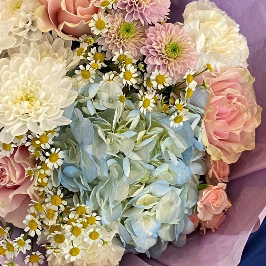 Букет с голубой гортензией и французской розой