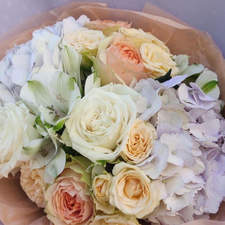 Нежная гортензия и пионовидные розы