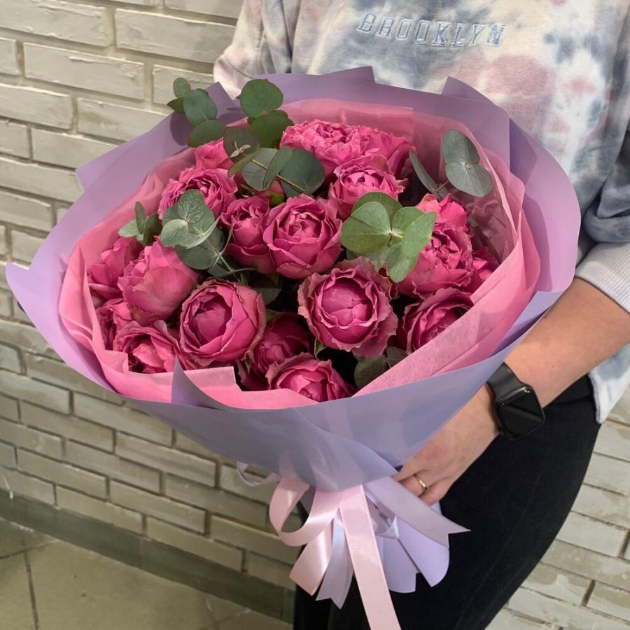 Букет пионовидные розы и эвкалипт