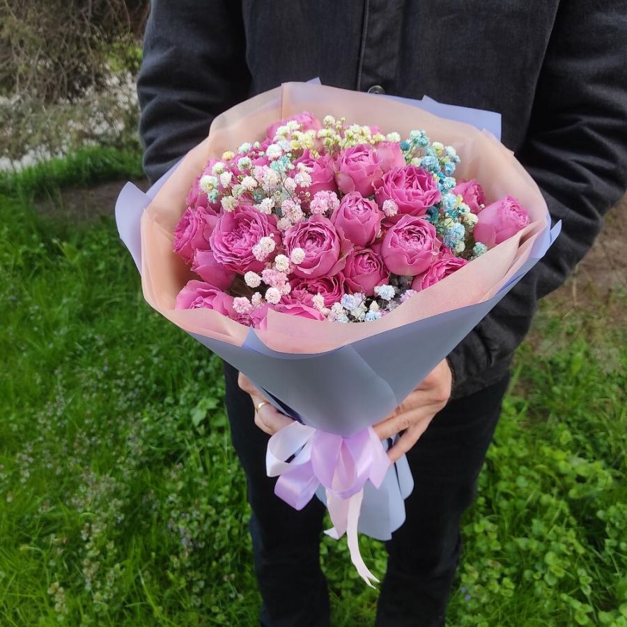 Букет пионовидные розы 9 с гипсофилой